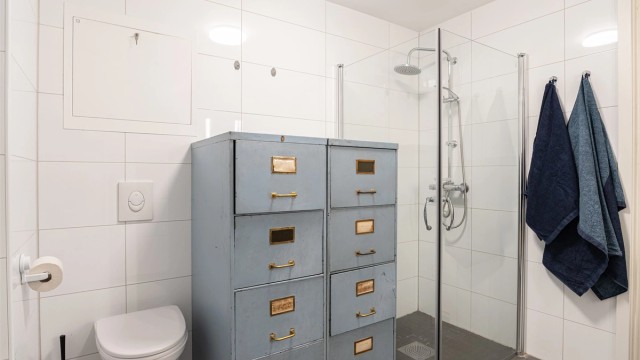 Baderommet er fra 2013 og har flislagt gulv med varme og flislagte vegger. Det er vegghengt toalett, dusjhjørne med glassdører og ett-greps armatur med dusjhode samt hånddusj.