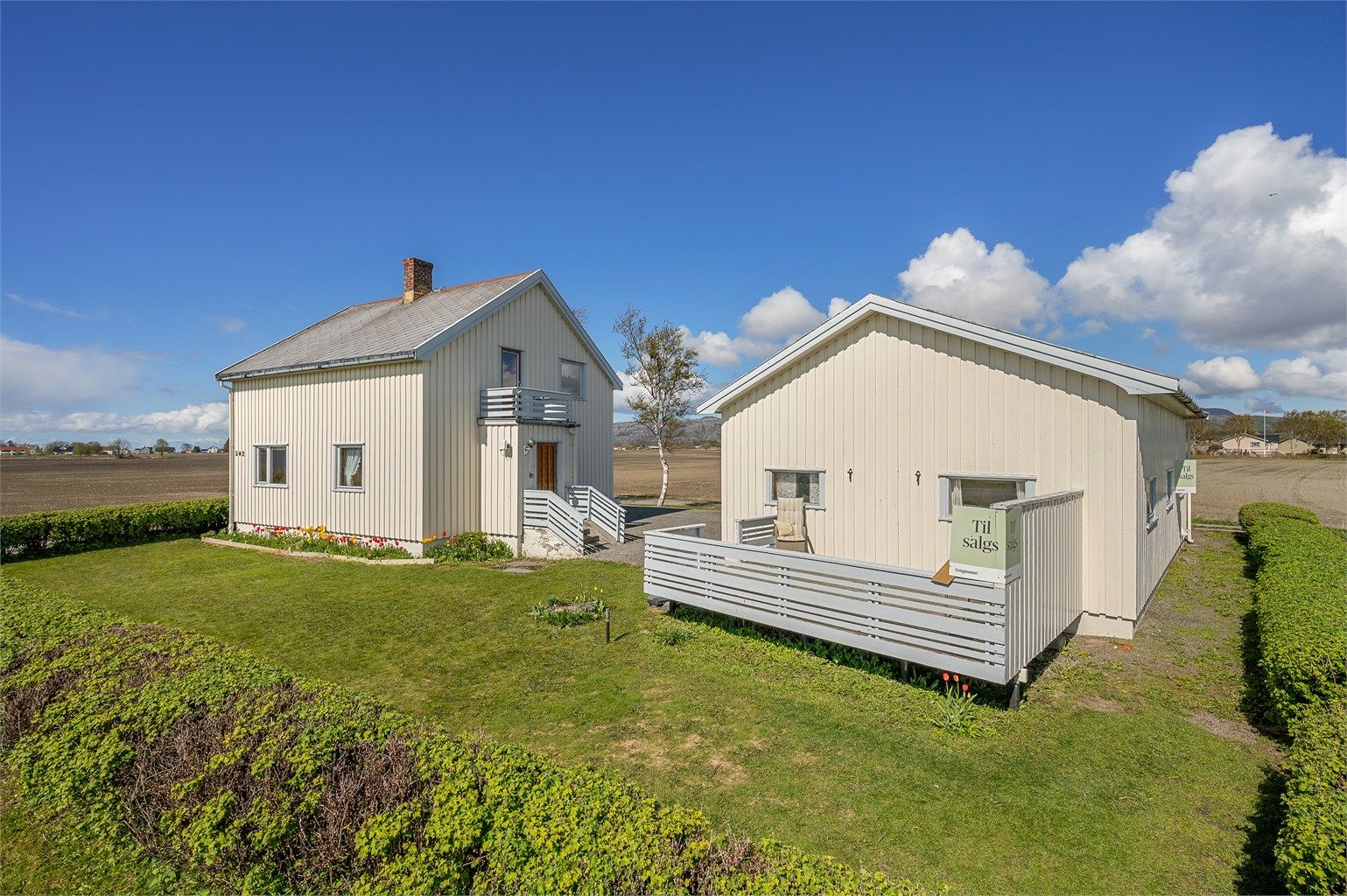 Eiendommen har en familievennlig beliggenhet på Opphaug, med kort vei til Brekstad sentrum og et godt utvalg av servicetilbud, butikker og fritidsaktiviteter. Området er kjent for å være rolig, trygt og særlig populært blant barnefamilier og etablerte.