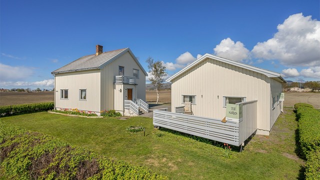 Eiendommen har en familievennlig beliggenhet på Opphaug, med kort vei til Brekstad sentrum og et godt utvalg av servicetilbud, butikker og fritidsaktiviteter. Området er kjent for å være rolig, trygt og særlig populært blant barnefamilier og etablerte.