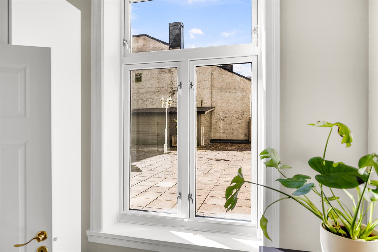 Leiligheten disponerer en loftsbod på 8 m² og en kjellerbod på 5 m² for ekstra lagring.