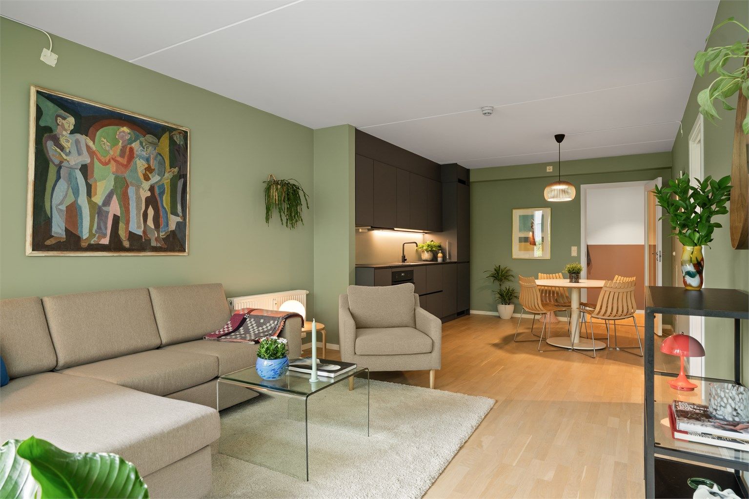 Det er god plass til sofa, tilhørende salongbord, tv-seksjon og spisebord i tilknytning til kjøkkenet. 