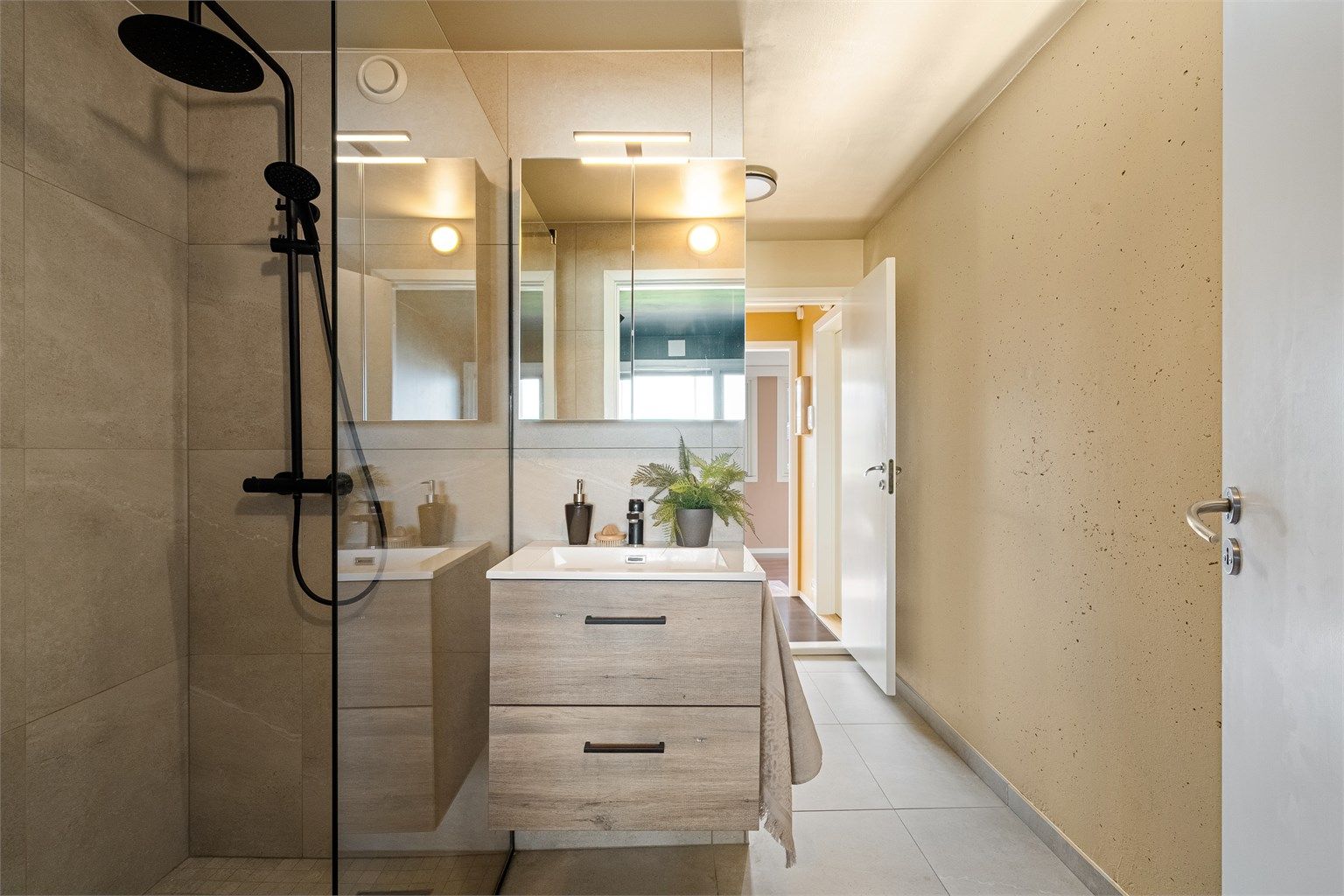 Flott bad som ble nyoppusset i 2021 av fagfolk. Det er varmekabler i gulv, servant med skuffer, speilskap på vegg og ekstra vegghengt skap til oppbevaring. 