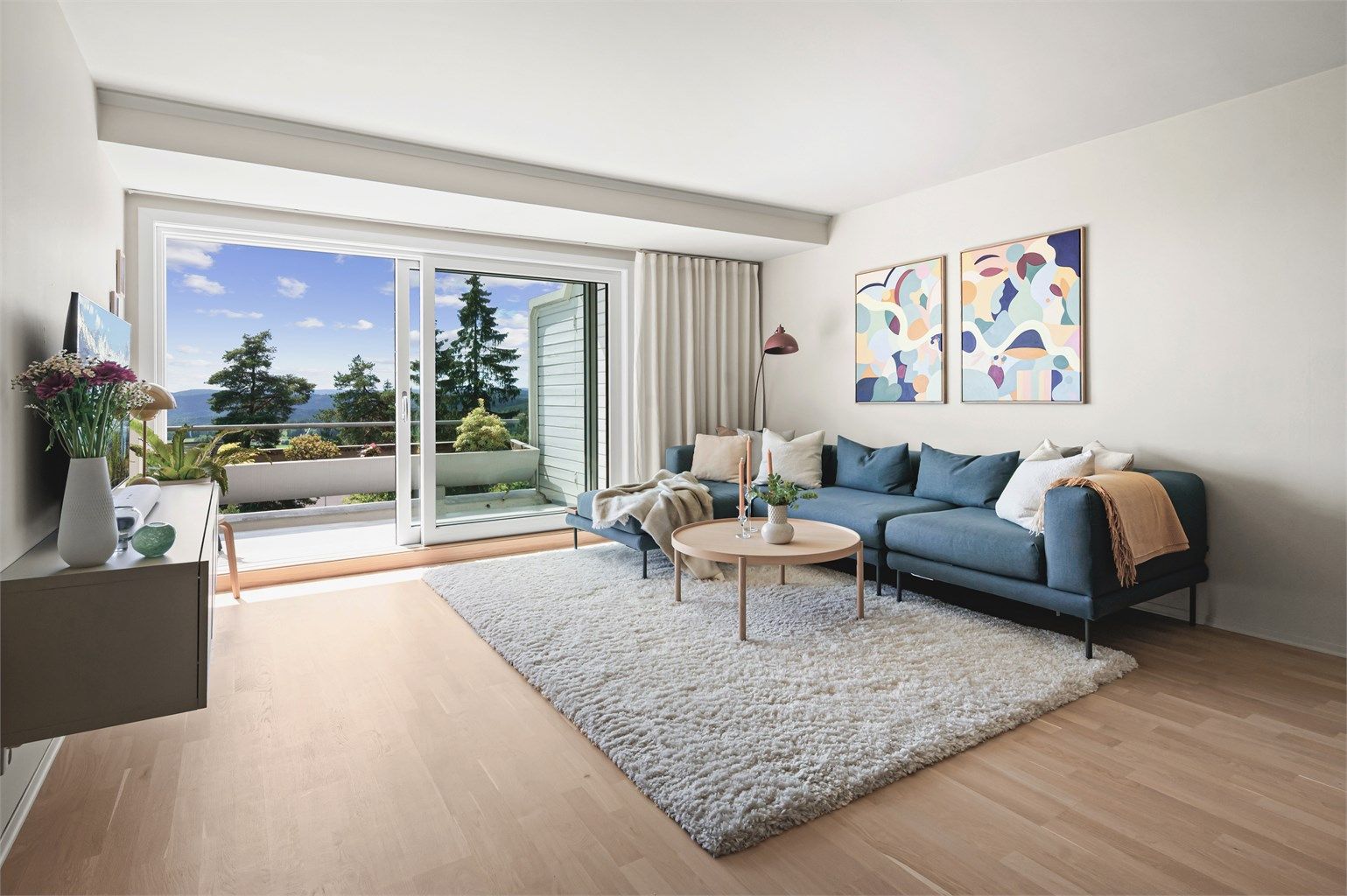 Her er det god plass til både sofagruppe, salongbord, tv-seksjon og spisebord. 