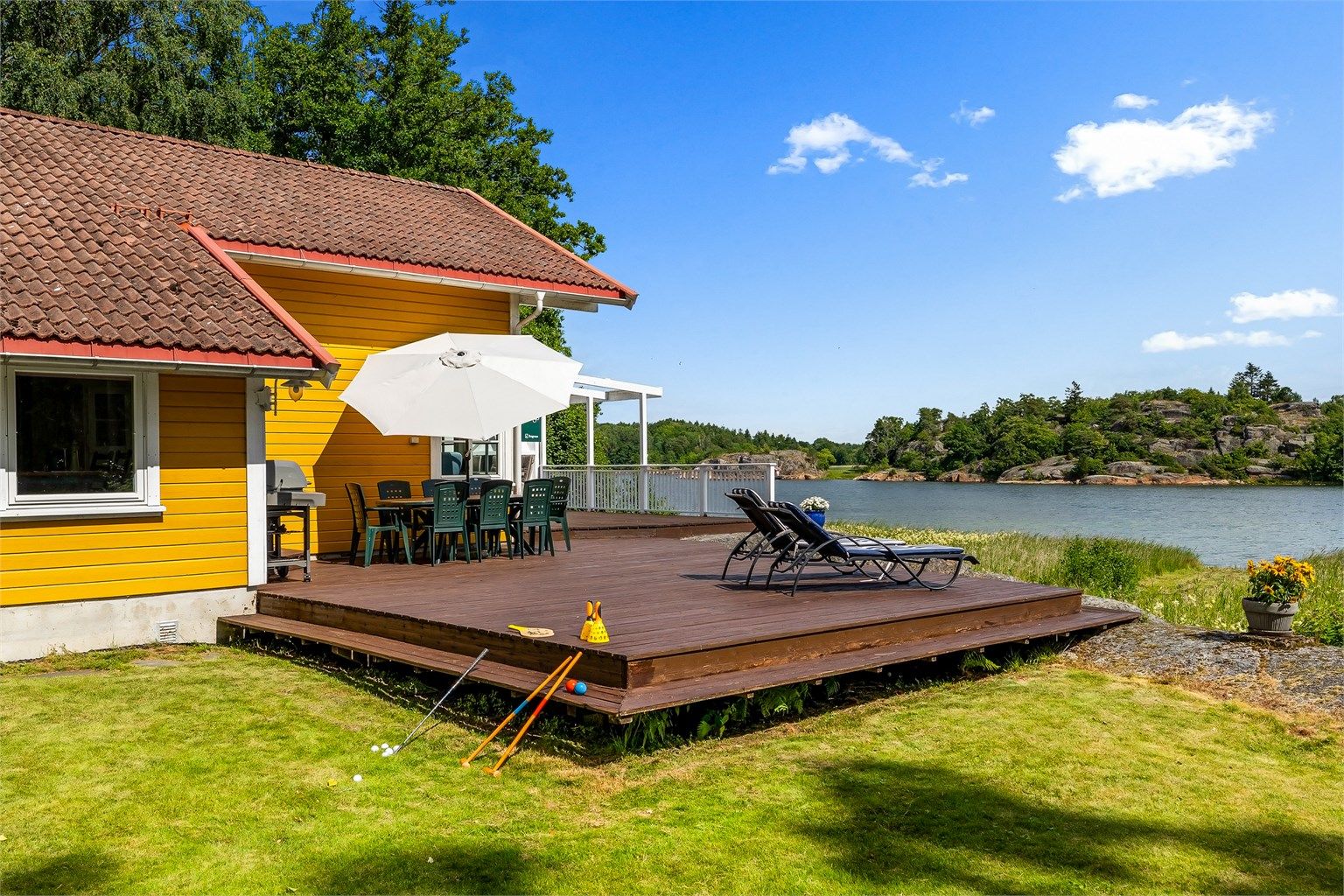 Hytta har en stor flott terrasse med nydelig utsikt til sjøen. Her sitter du lunt og usjenert til, så alt ligger til rette for og nyete varme sommerdager og senere sommerkvelder. 