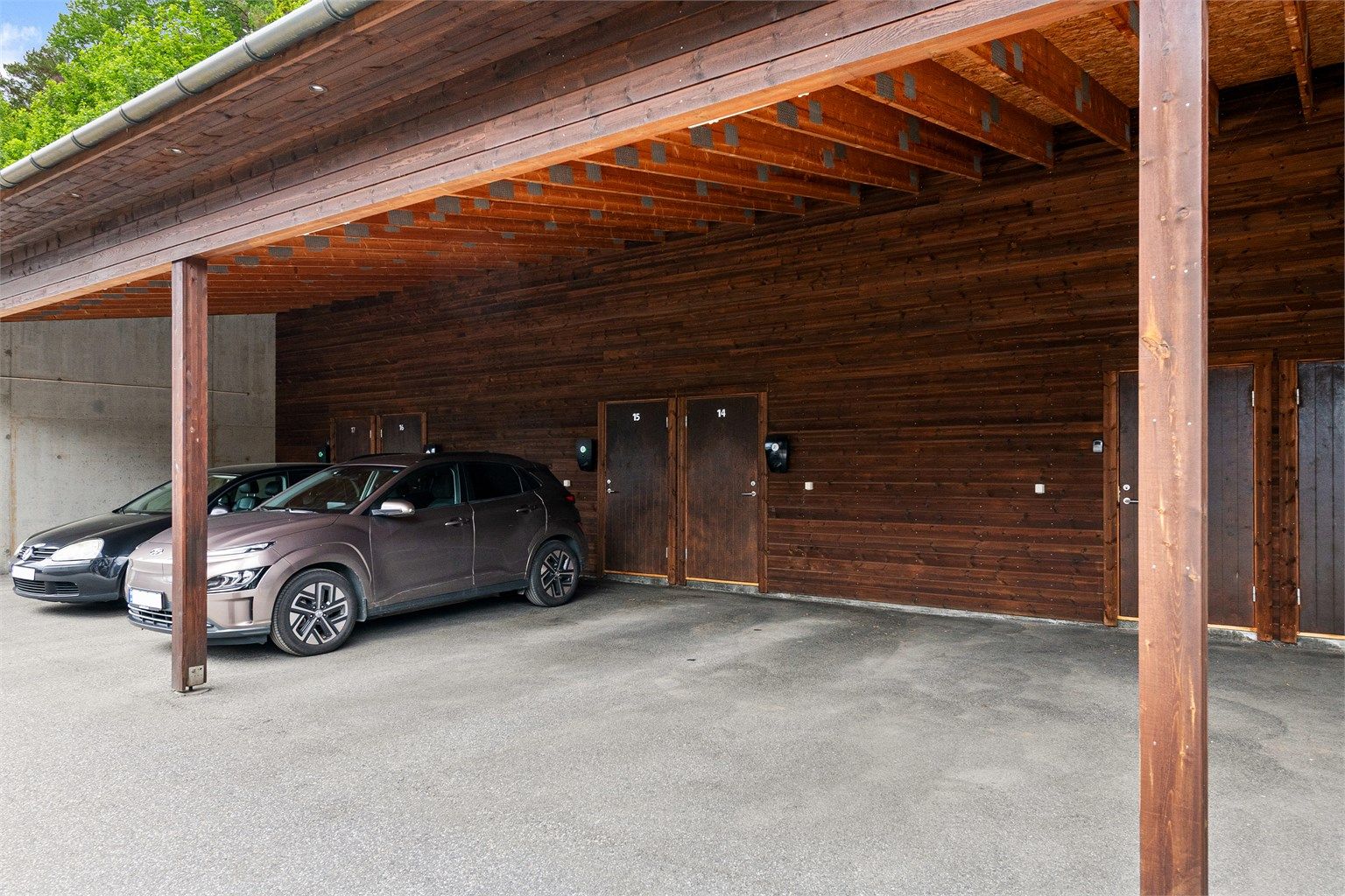 Leiligheten disponerer en fast parkeringsplass i carport, med installert elbillader.