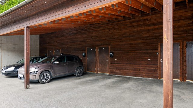 Leiligheten disponerer en fast parkeringsplass i carport, med installert elbillader.