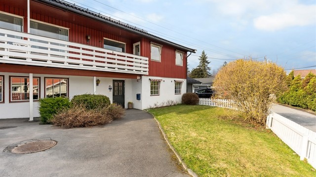 Innbydende og velholdt familiebolig med solrike utearealer