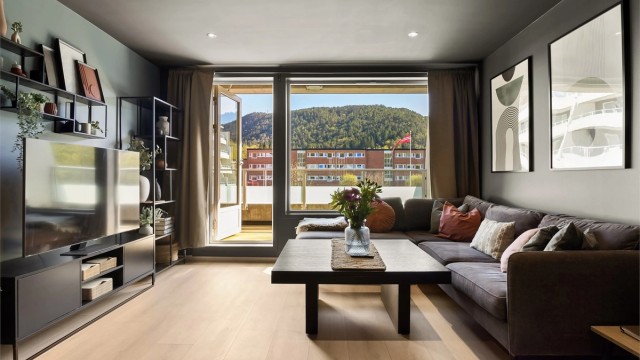 Leiligheten byr på tiltalende kvaliteter og er pusset opp i nyere tid. En nydelig stue med plass til stor sofagruppe ønsker deg velkommen hjem.