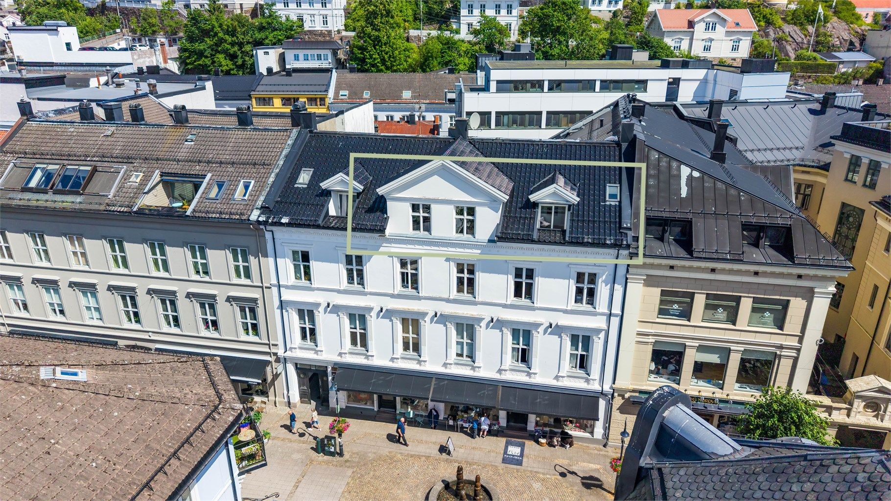 Det vil medfølge en bod til leiligheten som står i bakgården. Bygget er fra ca. 1906 og har mange klassiske detaljer.