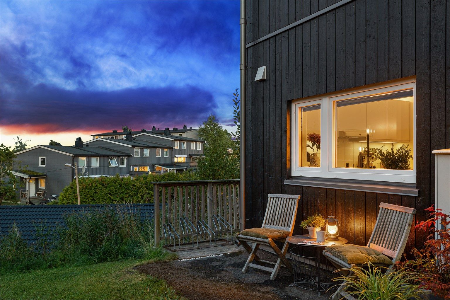 Koselig sitteplass ved boligens fremside.