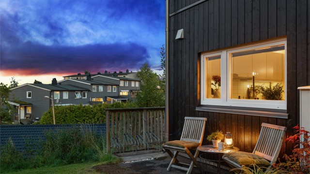 Koselig sitteplass ved boligens fremside.