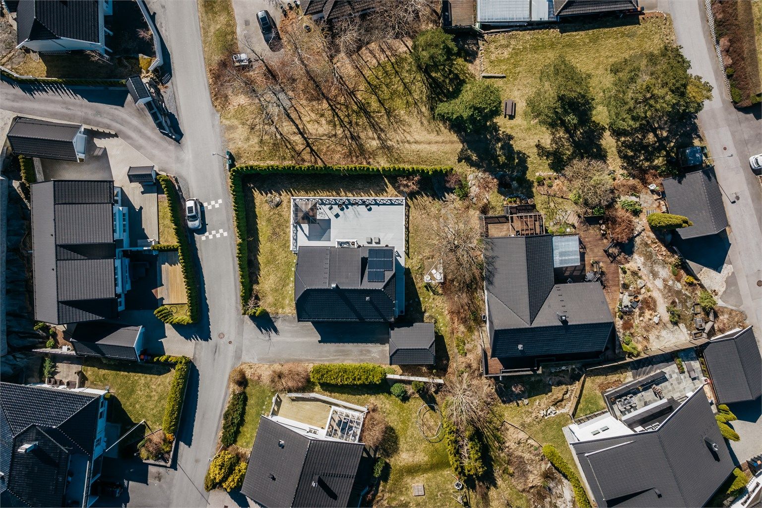  Boligen er utstyrt med solcellepanel på taket.