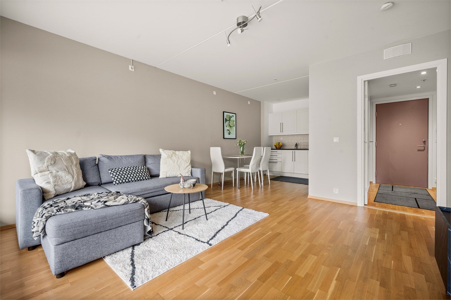 Leiligheten er utstyrt med et balansert ventilasjonsanlegg som sikrer et sunt inneklima.