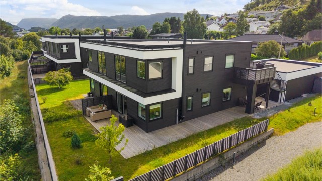 Velkommen til Tofthagen 7A presentert av Eiendomsmegler/Partner Marit Stuen Aursnes
Foto: Hunter Visuals