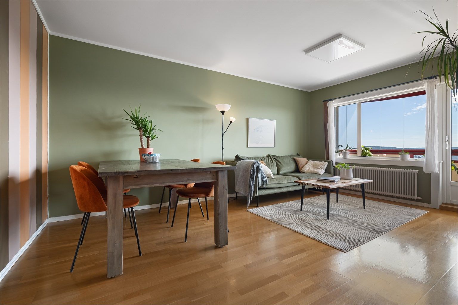 Stuen har god plass til både sofa- og spisebordseksjon. 