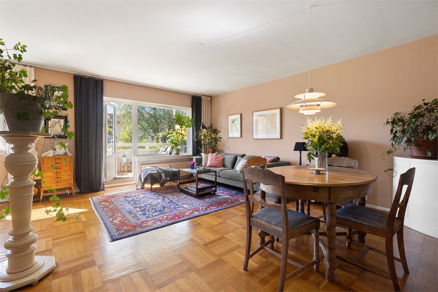 Lys og gjennomgående leilighet i høy 1. etasje med en god planløsning og vestvendt terrasse som forlenger oppholdsrommet på sommeren. 