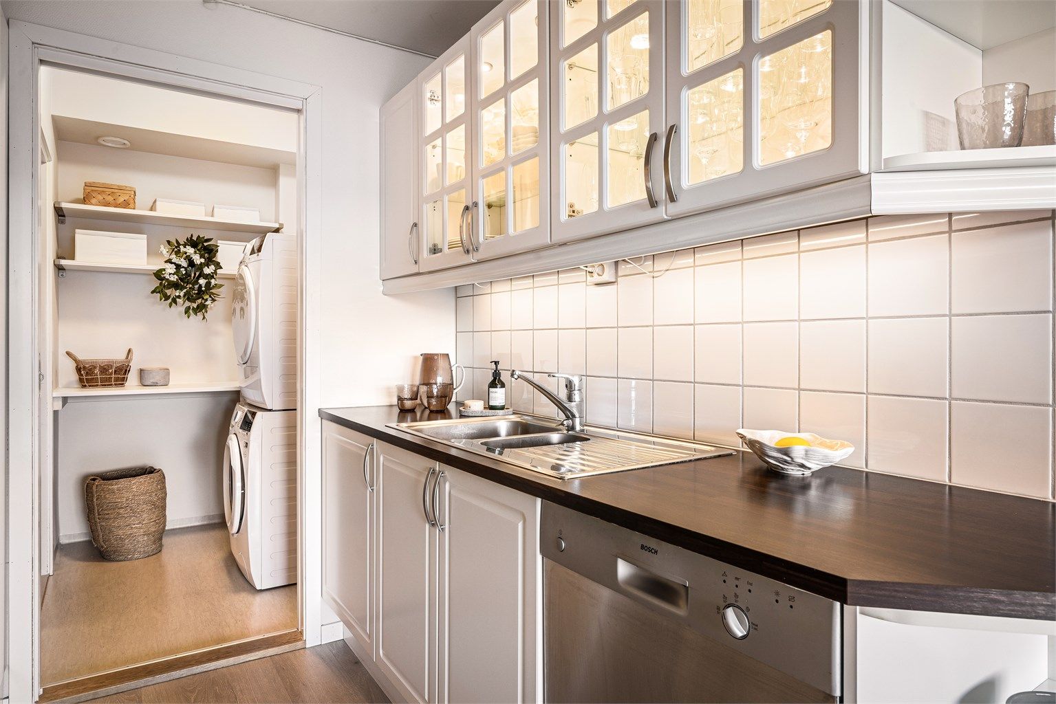 - Praktisk planløsning med vaskerom og bod innenfor kjøkkenet -