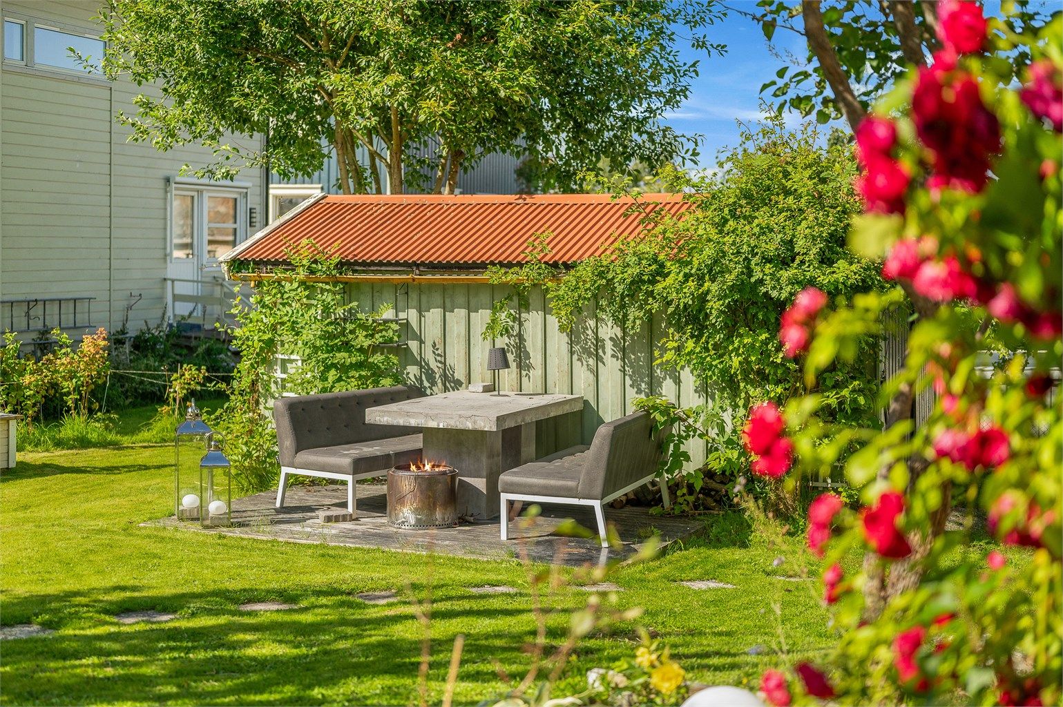 Her er det tilrettelagt for hyggelige måltider og sosiale sammenkomster i grønne og idylliske omgivelser.
