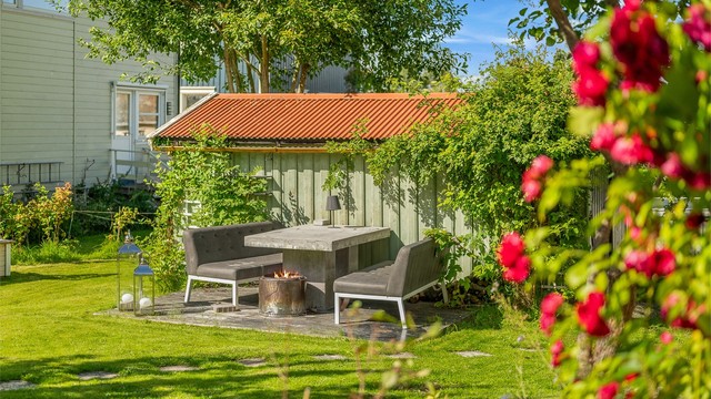 Her er det tilrettelagt for hyggelige måltider og sosiale sammenkomster i grønne og idylliske omgivelser.
