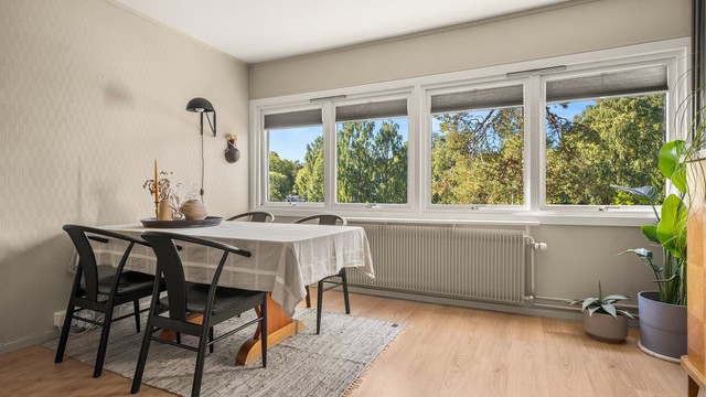 Store vindusflater og god romstørrelse gir et lunt preg på oppholdsrommet.
