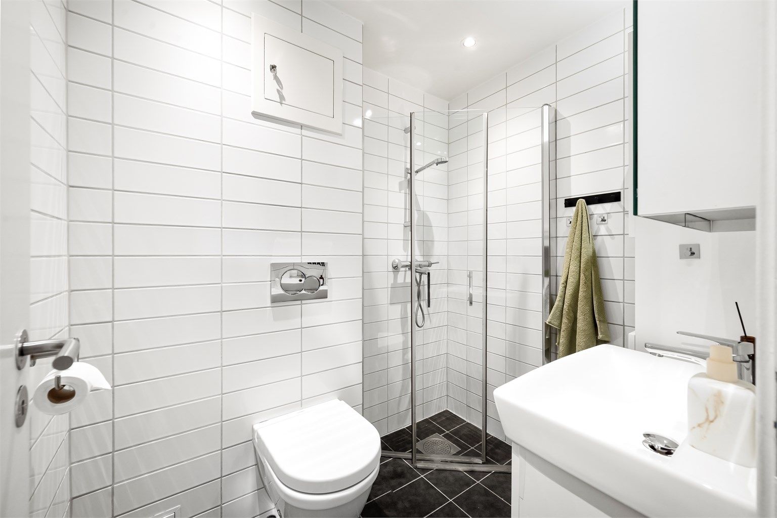 Pent, flislagt bad med gulvvarme renovert i 2012.