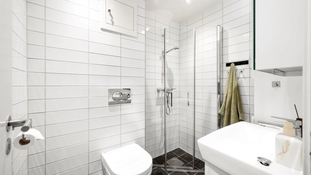Pent, flislagt bad med gulvvarme renovert i 2012.