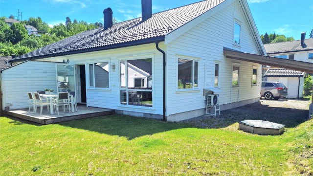 Nyere halvpart av tomannsbolig fra 2023 med oppgradert standard, nybygget carport og opparbeidet hage.
Foto: Kristin Andersen