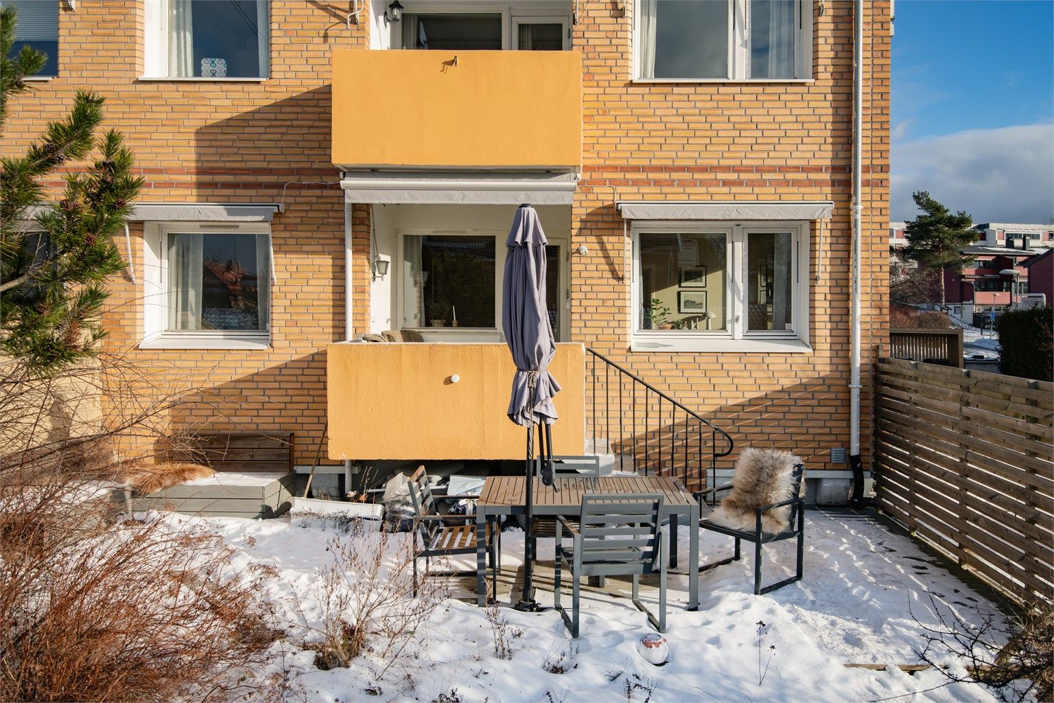 Fra balkongen er det trapp ned til en stor usjenert markterrasse på hele 26 m².