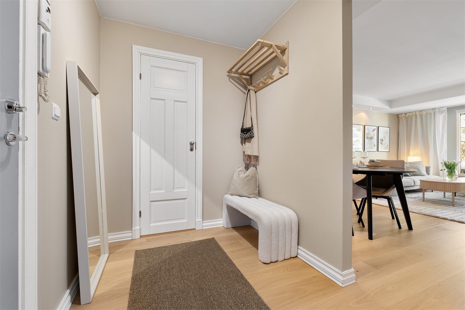 Velkommen inn i en lys entré med porttelefon og god plass til yttertøy.