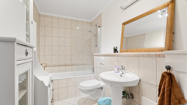 Bad nr. 2 - Deilig for store og små med dusj i badekar