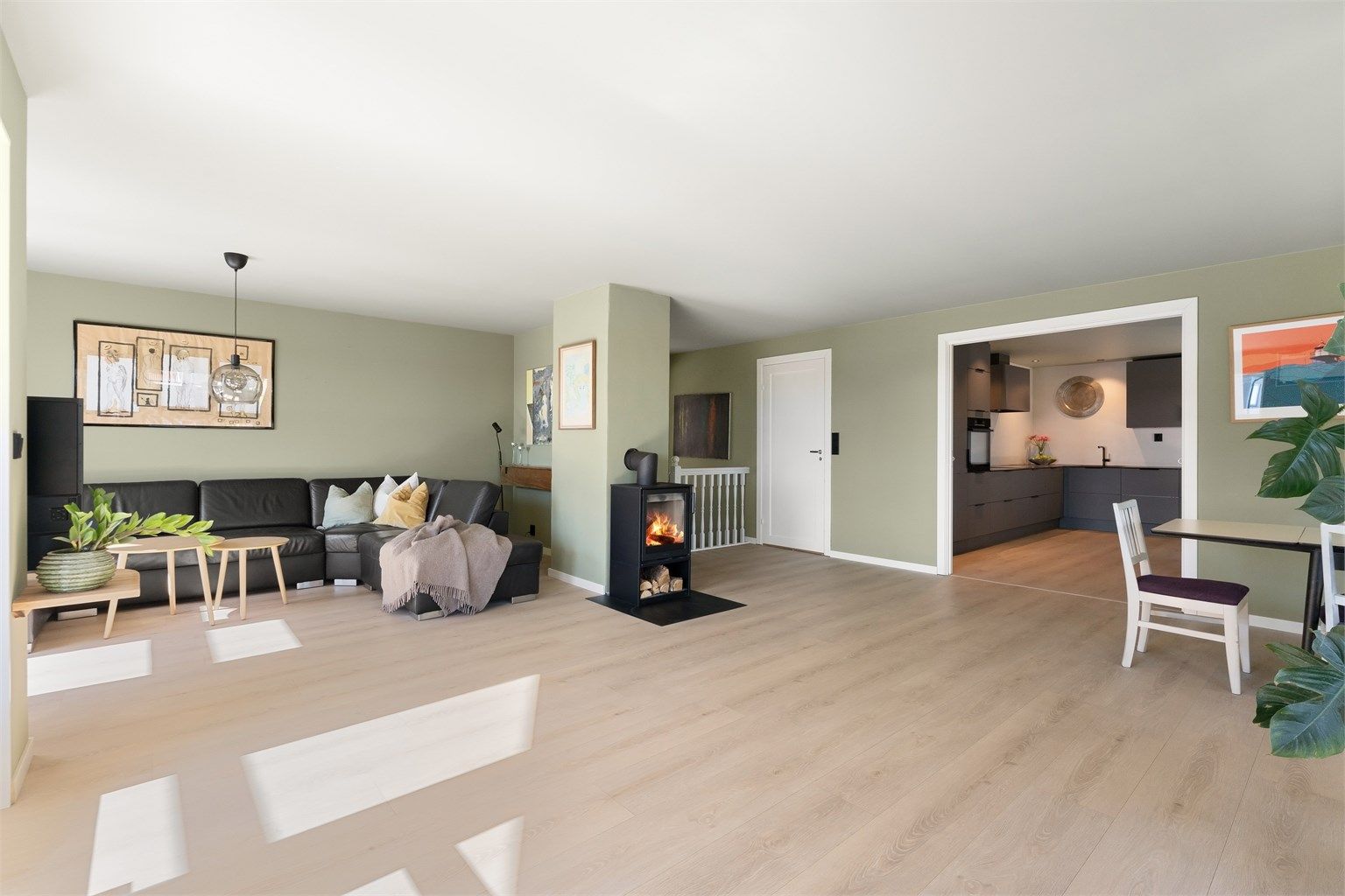 Stuen og spisestuen utgjør et stort og allsidig oppholdsrom med gjennomgående laminatgulv.