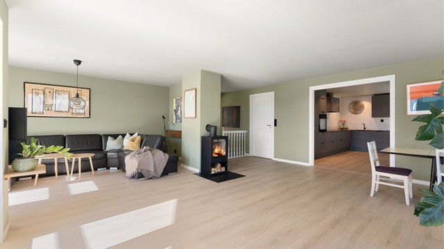 Stuen og spisestuen utgjør et stort og allsidig oppholdsrom med gjennomgående laminatgulv.