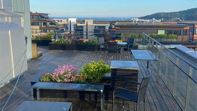 Sameiet har en felles takterrasse som kan benyttes fritt av beboere. Terrassen har flere hyggelige sitteplasser. (Selgers bilde)