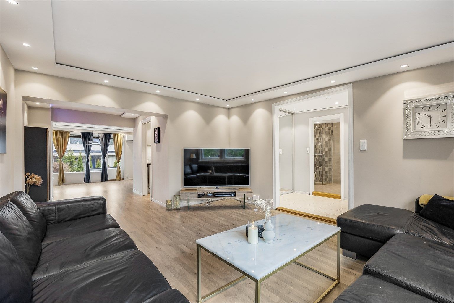 Den delvis åpne løsningen gir en fin flyt mellom stuens ulike soner og videre mot spisestuen.