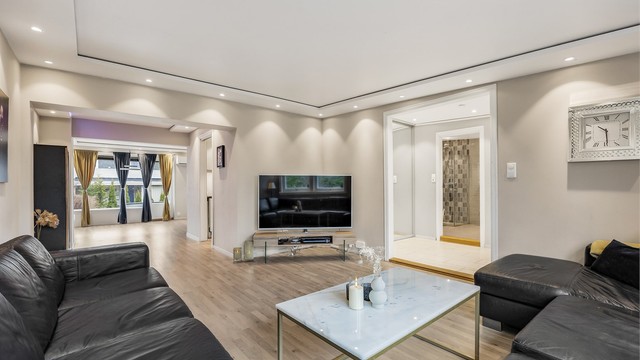 Den delvis åpne løsningen gir en fin flyt mellom stuens ulike soner og videre mot spisestuen.