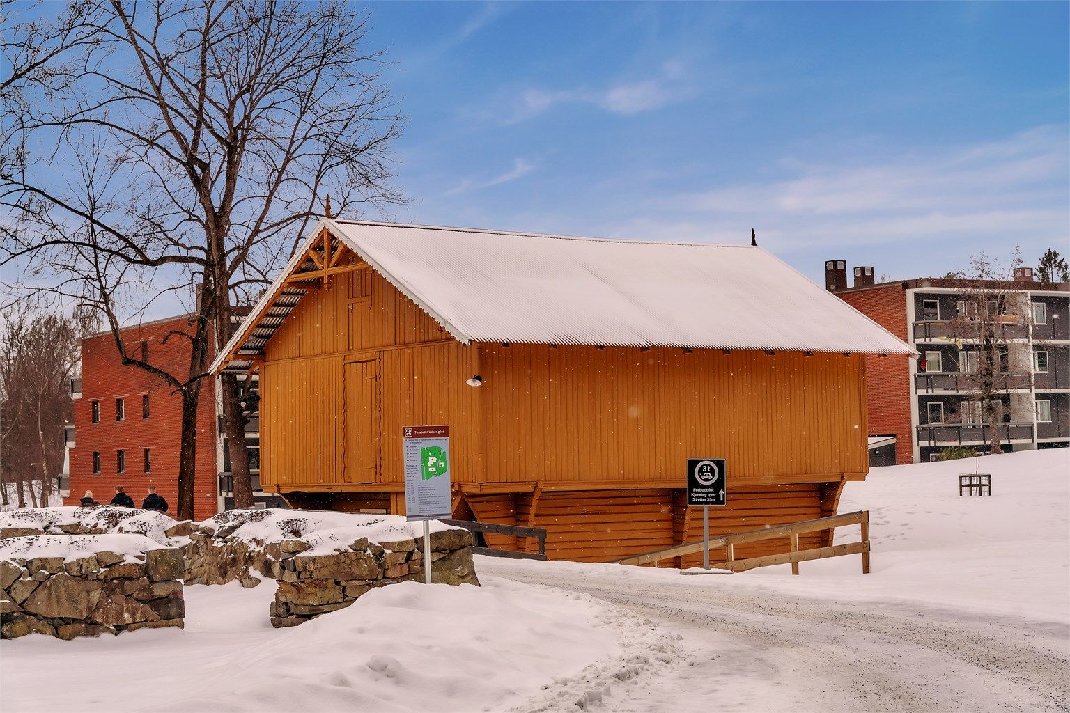 Det er etablert et lite bibliotek og åpnet for en bok-café hver onsdag ettermiddag i Stabburet på Ullern Allé 79.