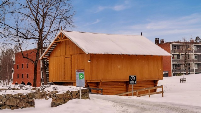 Det er etablert et lite bibliotek og åpnet for en bok-café hver onsdag ettermiddag i Stabburet på Ullern Allé 79.