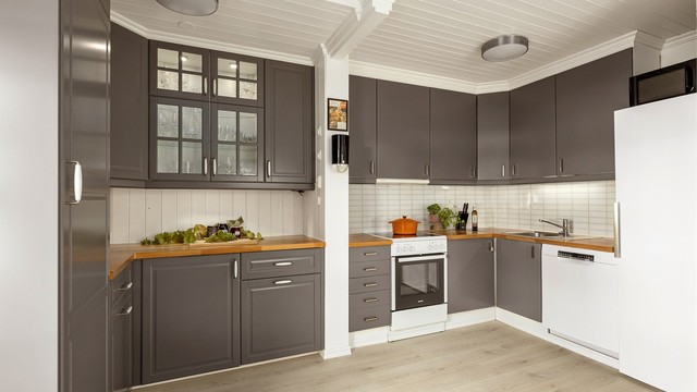 Kjøkkeninnredning fra IKEA med grå fronter og benkeplate i eik.