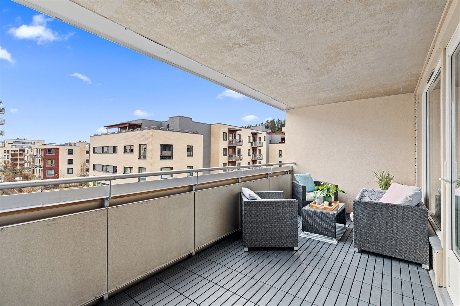 Romslig og fin balkong med mulighet for en sittegruppe samt ekstra møblement.