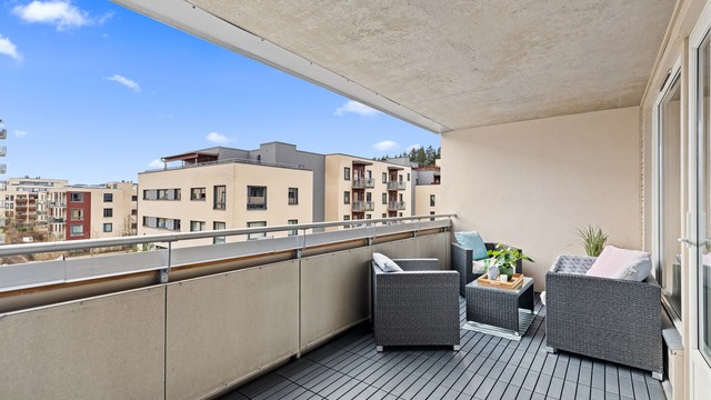 Romslig og fin balkong med mulighet for en sittegruppe samt ekstra møblement.