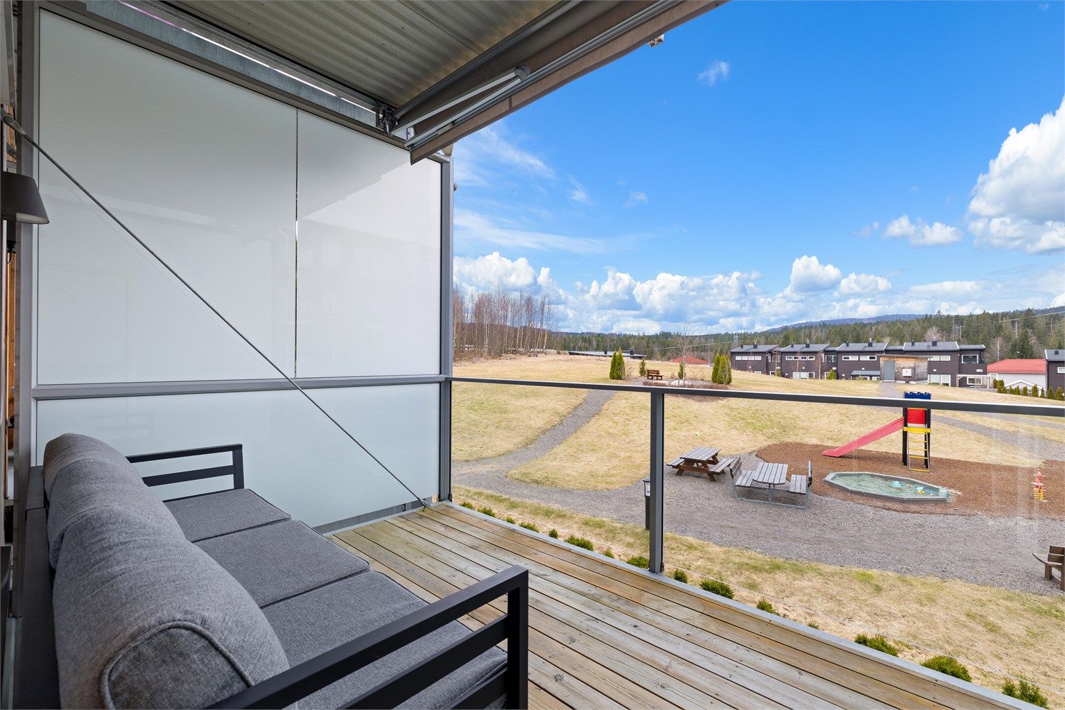 Fra balkongen er det fint utsyn til nærområdet fra den vestvendte balkongen med super terrassemarkise. Foto: Digit Media AS v/Jørgen Sørebø