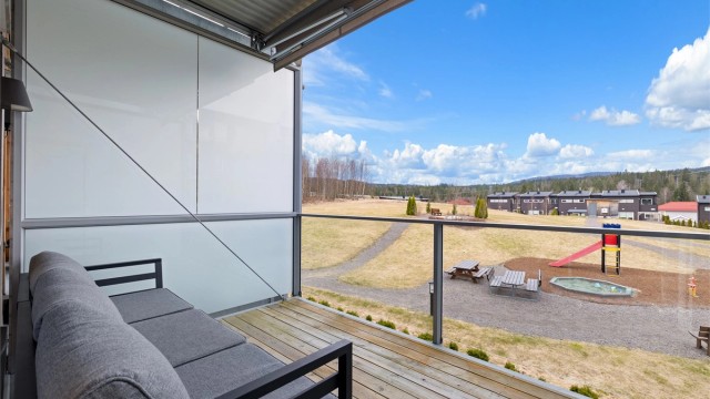 Fra balkongen er det fint utsyn til nærområdet fra den vestvendte balkongen med super terrassemarkise. Foto: Digit Media AS v/Jørgen Sørebø