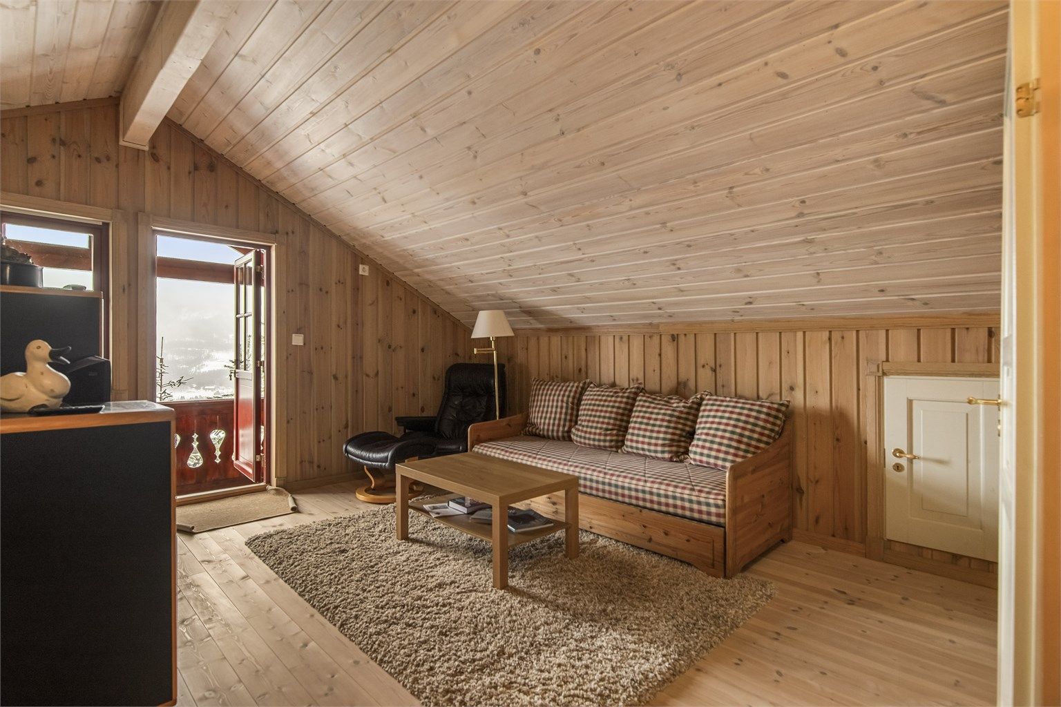 Loftstuen gir ekstra plass for lek eller avslapning, med utgang til en overbygget balkong.