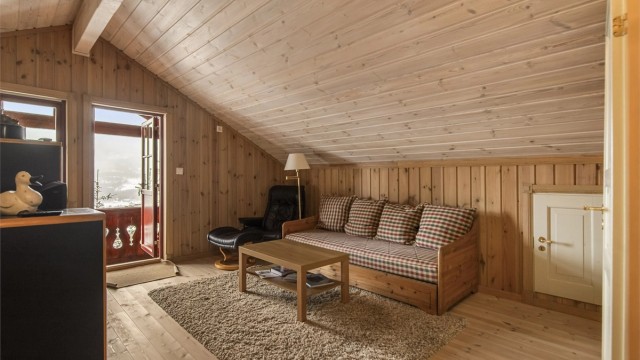 Loftstuen gir ekstra plass for lek eller avslapning, med utgang til en overbygget balkong.