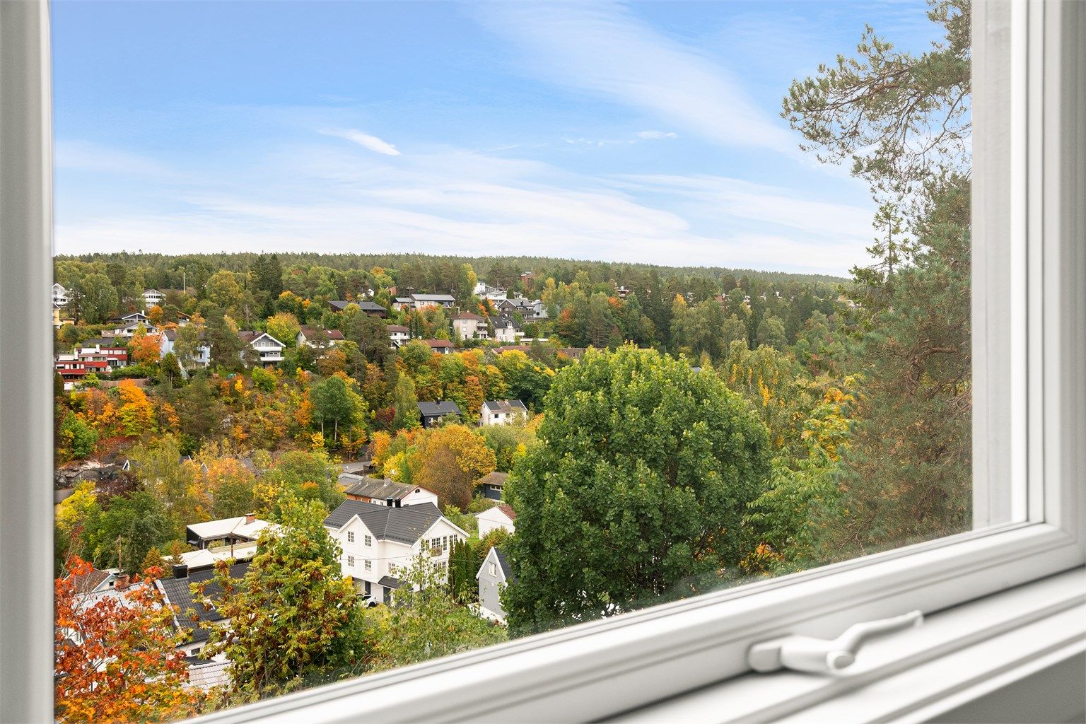 Vakkert utsyn over trekronene og det etablerte boligområdet.