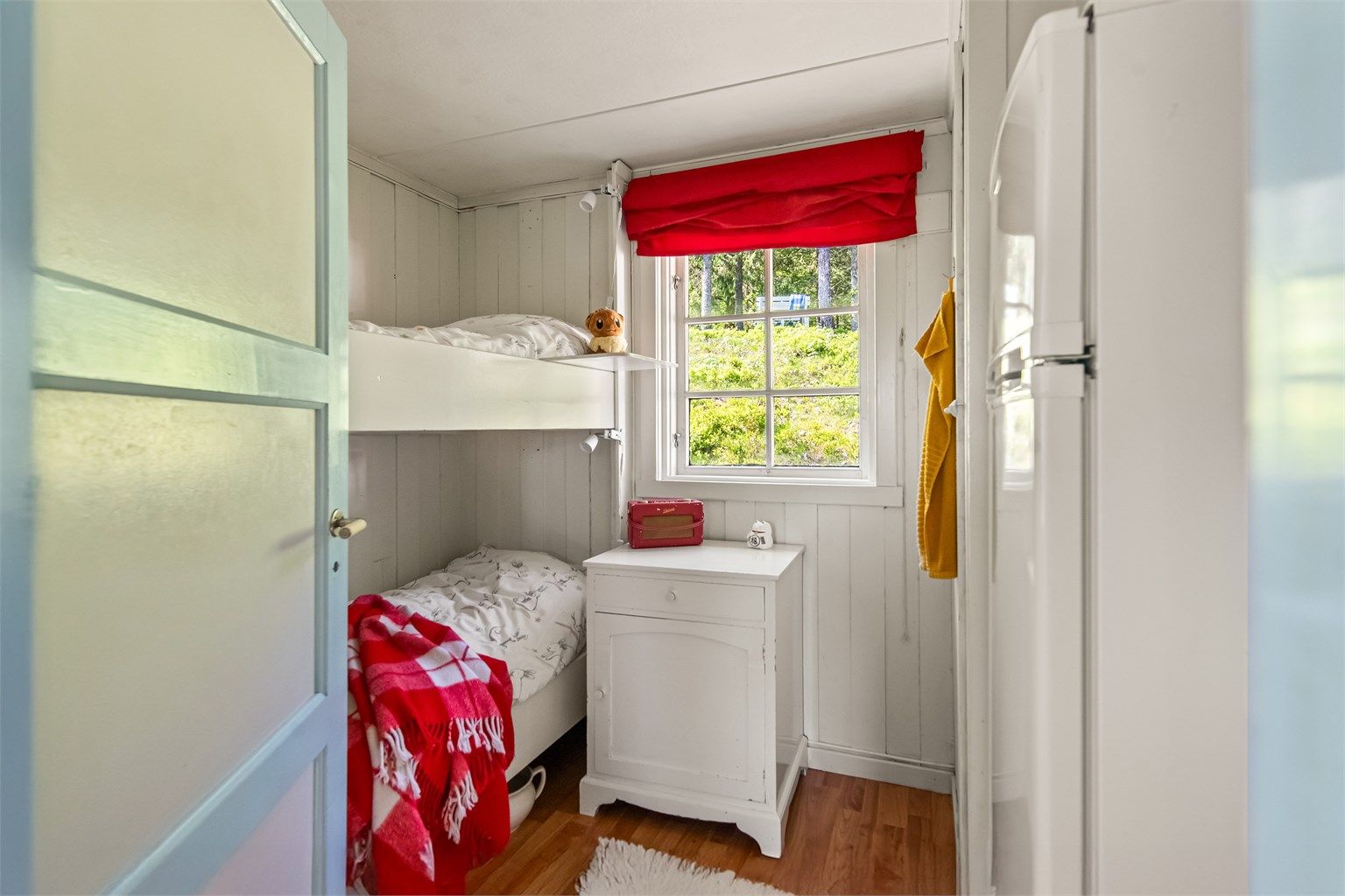 Hytta har en god planløsning og godt med soveplasser, fordelt mellom soverommene og sovesofa i stuen.