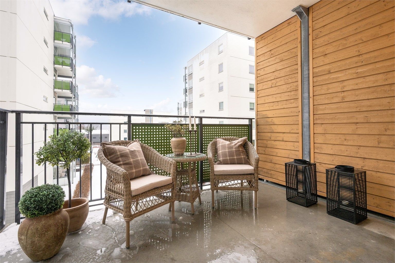 Fra stuen er det utgang til en herlig sydvestvendt balkong på 9 m2. Balkongen har gode solforhold, store vindusflater og en gjennomtenkt planløsning.