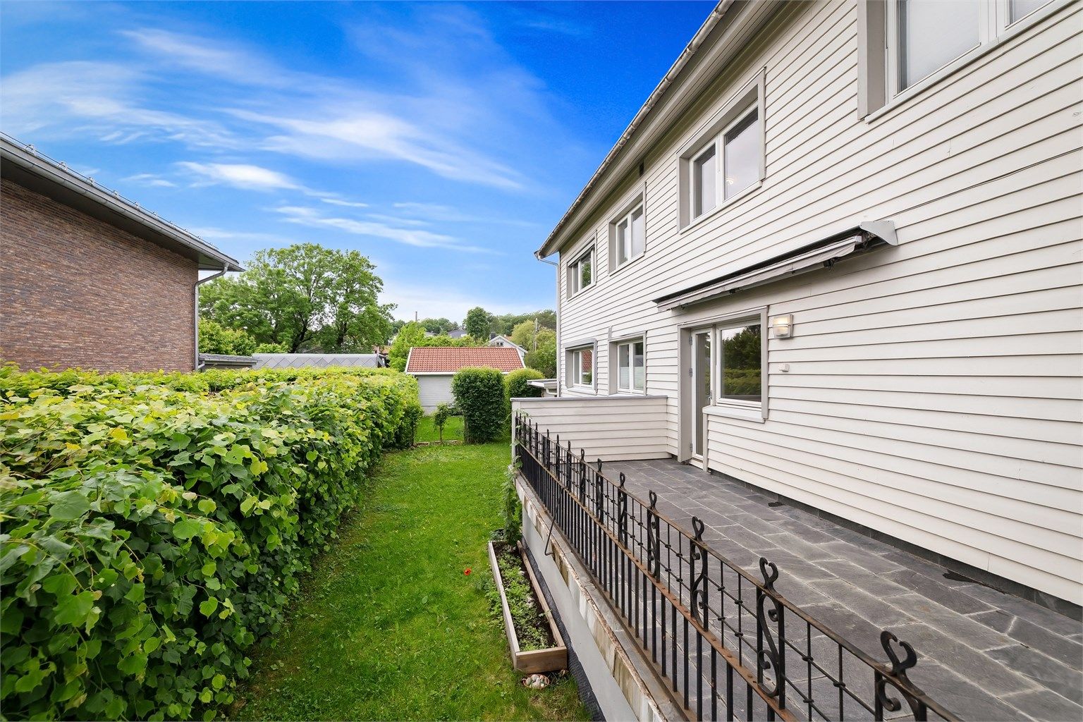 Fra stuen er det utgang til en romslig, sydvendt terrasse med trapp ned til hagen.
