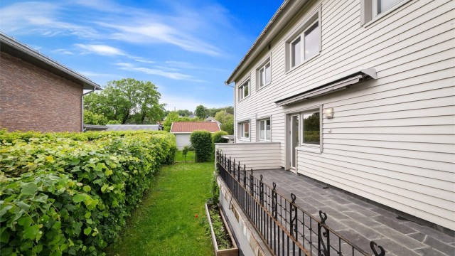 Fra stuen er det utgang til en romslig, sydvendt terrasse med trapp ned til hagen.