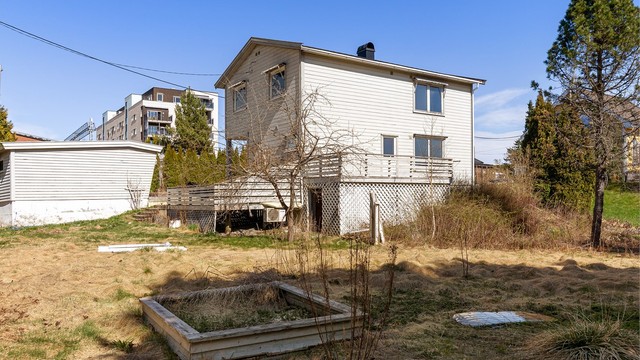 Boligen samt hagen har behov for oppussing og renovering